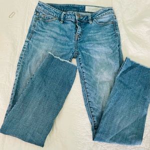Frayed hem straight jeans